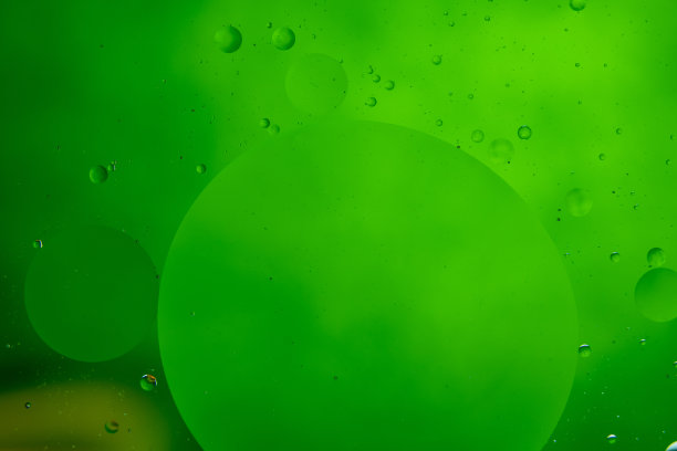 用微距镜头和绿色背景捕捉肥皂泡的魔力。图片下载