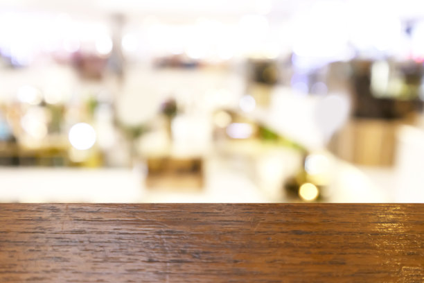 在大型购物中心的背景上，用来展示产品的模拟木板图片下载