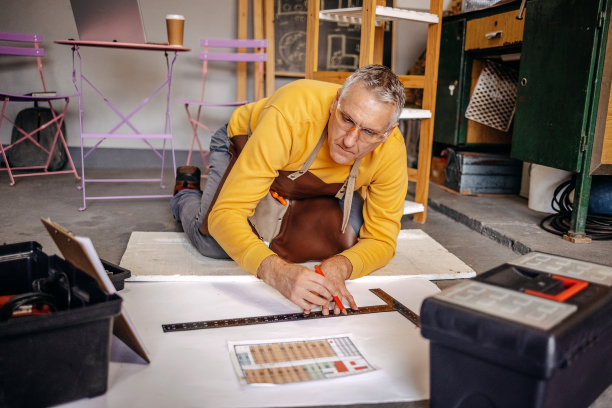 成熟的男人在家里的车库里做施工图图片下载