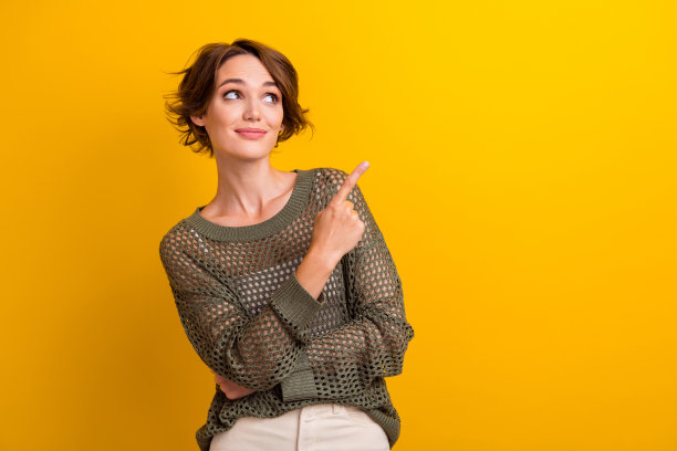 照片中可爱可爱的女孩穿着时尚的衣服推荐品牌产品空白空间孤立在黄色的背景图片下载