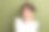 照片上的小女孩摸着脸颊看起来很可爱，空白的空间里穿着时尚的白色衣服，孤立在卡其色的背景上图片下载