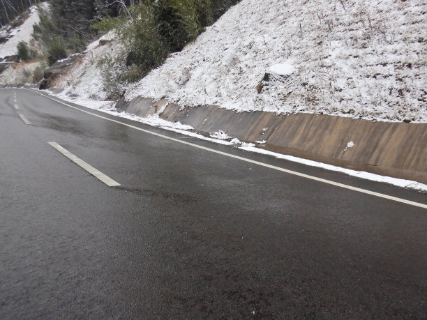 下坡时路面可能结冰图片下载