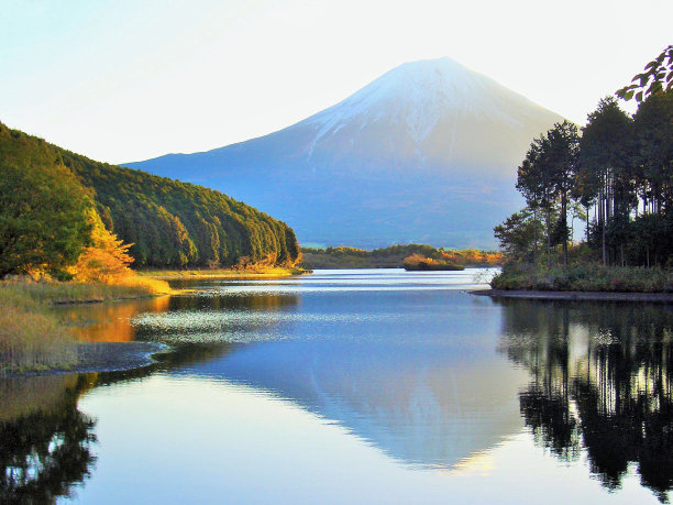 观赏日本的富士山和川口湖风景，图片下载