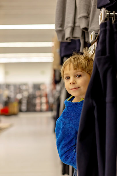 孩子，学龄前男孩，在健身房，健身中心训练图片下载
