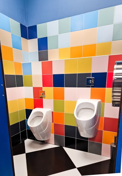 在购物中心，商场共用家庭明亮的卫生间和两个卫生间。男女通用厕所，供男人，爸爸，男孩，小孩使用。一起使用。娱乐室，成人厕所，小儿子。家长大，儿童小木屋图片下载