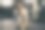 健美的女运动员在健身房里系鞋带的照片。图片下载