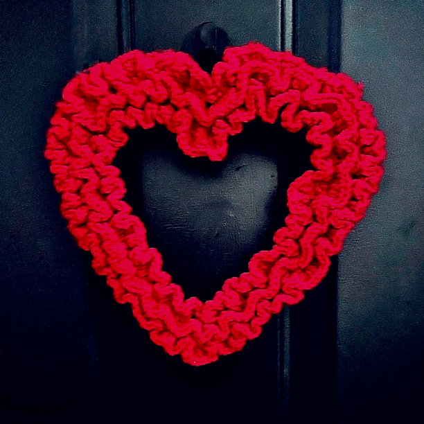 黑色门上的红色钩针心图片下载