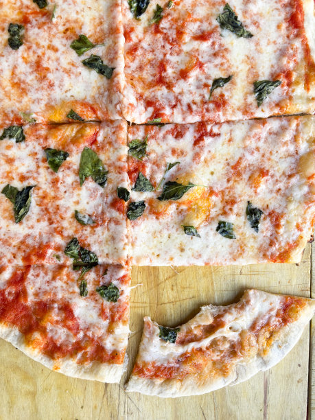近距离观看玛格丽塔披萨意大利传统健康的碳水化合物食品营养在餐厅披萨店的桌子。吃意大利披萨店。食物披萨图片。健康和生活方式。地中海的生活图片下载