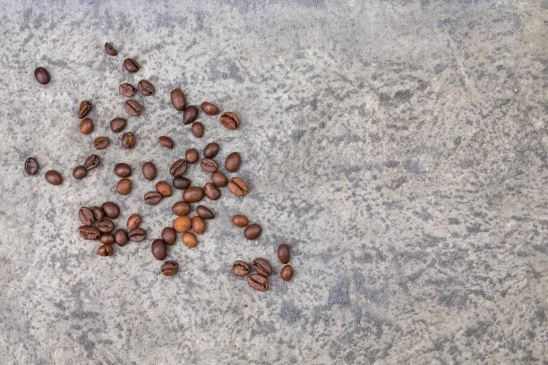 灰色混凝土背景上的咖啡豆。前视图。副本的空间。设计元素。图片下载