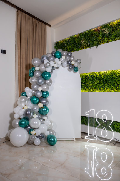生日照片角——用绿色、灰色和白色的气球装饰的拱门。图片下载