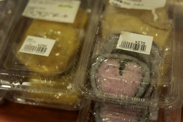 市场上出售的心形寿司卷图片下载