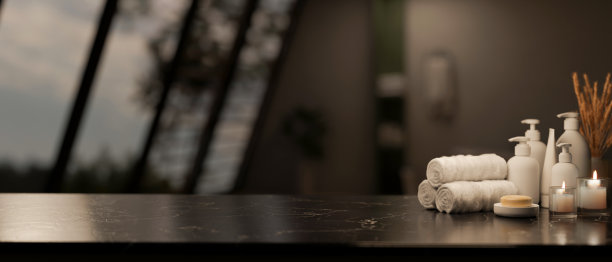 在现代浴室里，你可以在豪华的黑色大理石桌子上展示你的产品，桌子上有洗漱用品图片下载