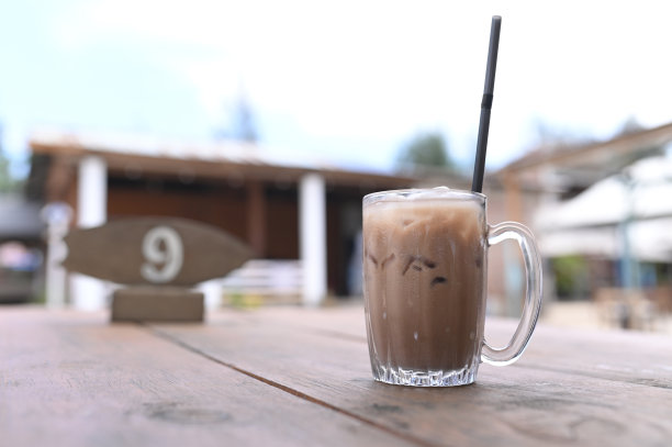 木桌上的冰块冰凉图片下载