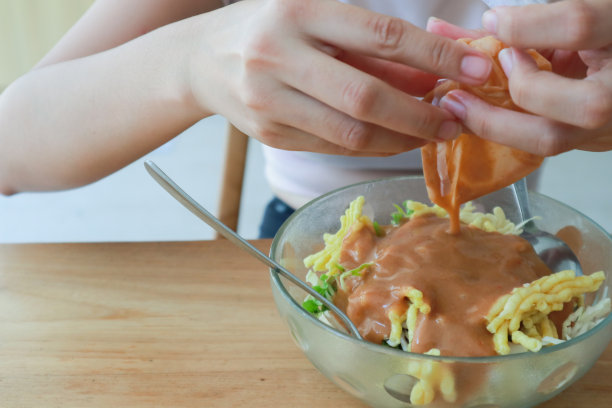 一个女人吃蔬菜沙拉的裁剪照片图片下载
