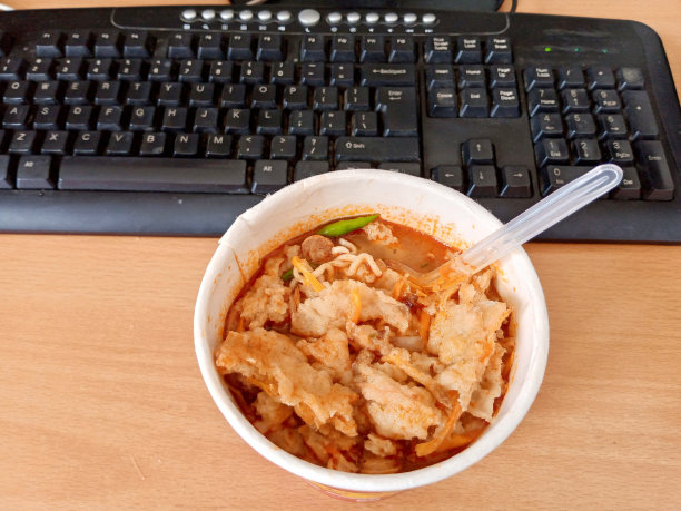 午餐菜单上有杯泡面，加上白面图片下载