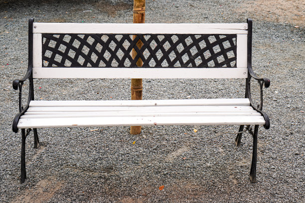 由木板和钢结构组合而成的户外躺椅图片。图片下载