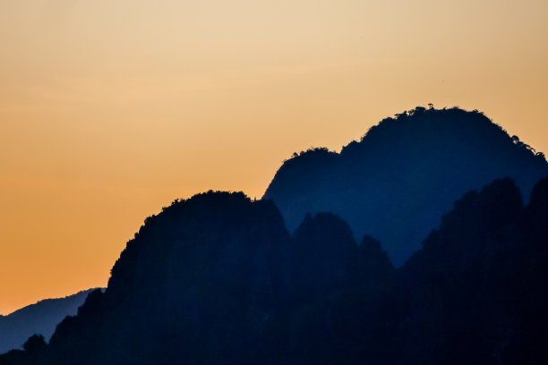 夕阳在山间，数码照片的画面作为背景图片下载