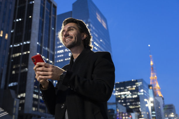 年轻人在晚上使用智能手机的照片图片下载