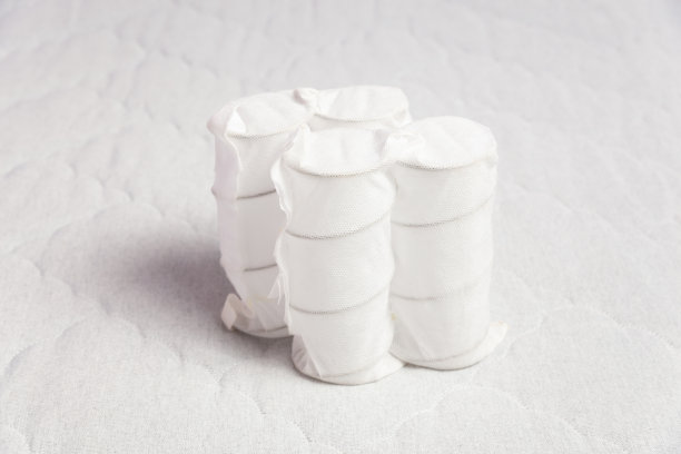 独立的弹簧块包装在白色纺粘。图片下载