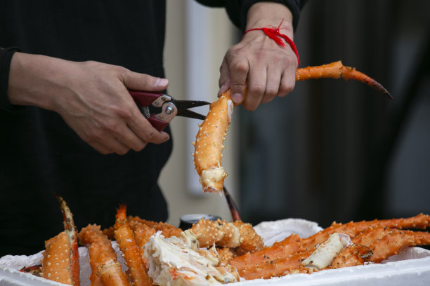 日本东京筑地外市场的一个小吃摊上的帝王蟹腿。图片下载