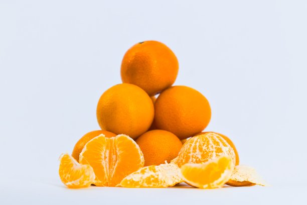 这张充满活力的图片展示了白色背景上的橘子。图片下载