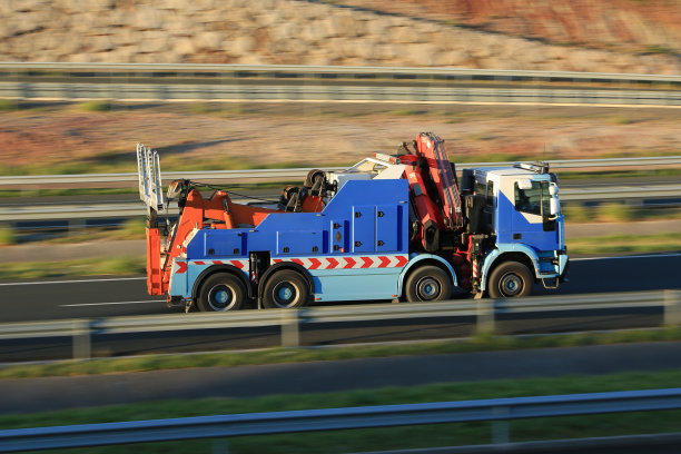 卡车救援路边起重机图片下载
