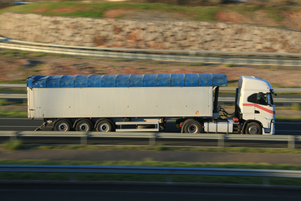 用于在公路上运输散装固体的铰接卡车图片下载