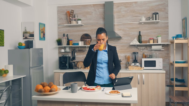 冲进办公室图片下载