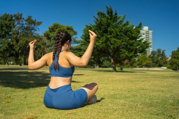 一位女士在练习瑜伽，专注于呼吸。户外运动。图片下载
