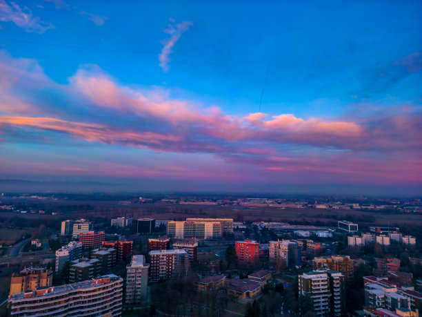 米兰圣多纳托市美丽的粉红色日落，无人机拍摄的照片。无人机拍摄的城市景观。意大利，伦巴第，米兰，圣多纳托米兰人图片下载