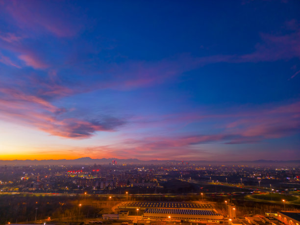 米兰圣多纳托市美丽的粉红色日落，无人机拍摄的照片。无人机拍摄的城市景观。意大利，伦巴第，米兰，圣多纳托米兰人图片下载