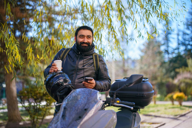 在街上用手机的摩托车男人图片下载