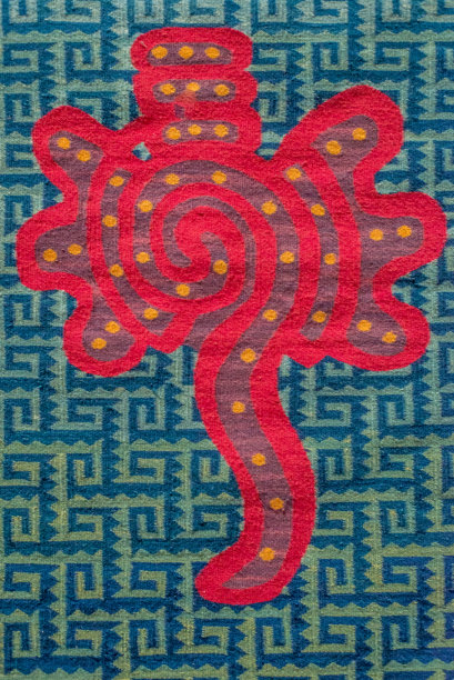 绣在羊毛大衣上的传统的前西班牙蜗牛色图片下载