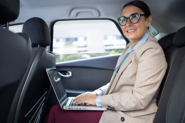 一个女人坐在汽车的后座上图片下载