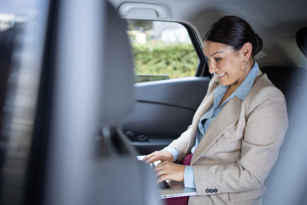 一个女人坐在汽车的后座上图片下载