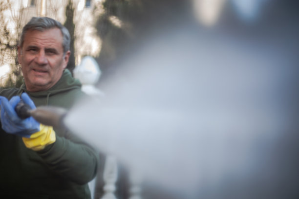 一名男子手里拿着高压清洗机图片下载