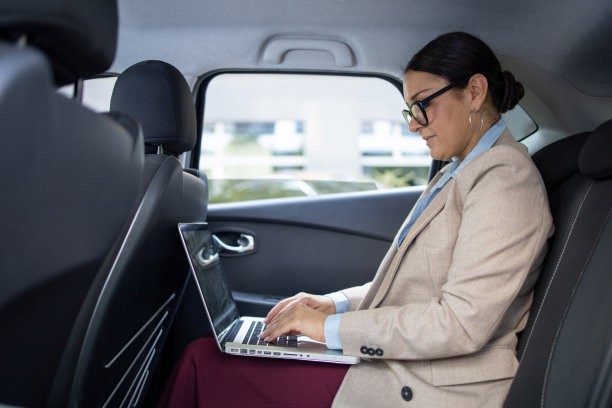 一个女人坐在汽车的后座上图片下载