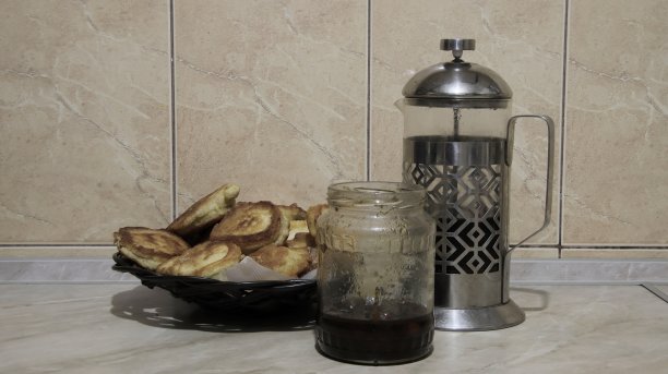 煎饼和咖啡壶，还有一罐果酱图片下载