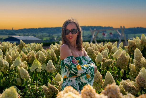 一个女孩正走在城外的一片花田里。图片下载