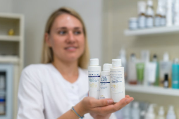 美容师在柜子里图片下载