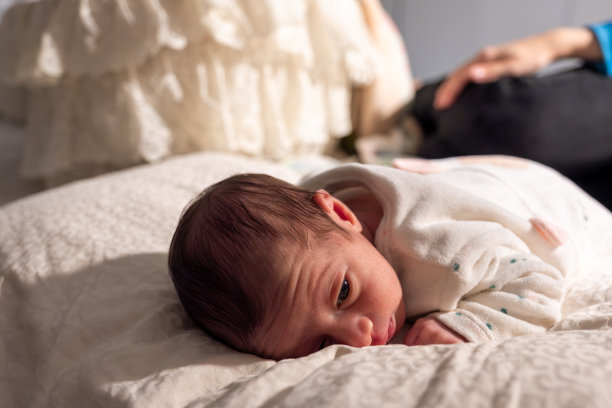 宝宝夜间醒来打扰父母睡觉图片下载