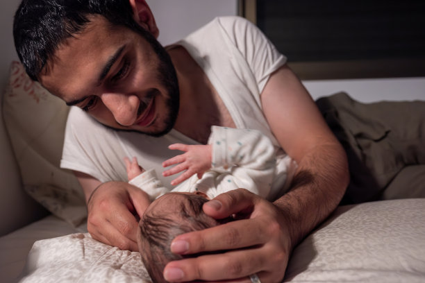 宝宝夜间醒来打扰父母睡觉图片下载