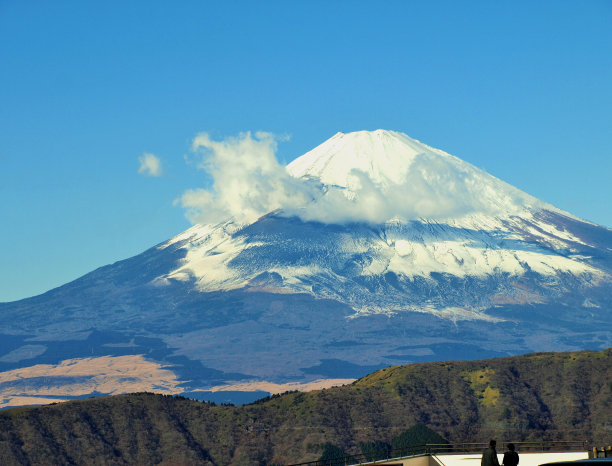 从箱根山看白雪皑皑的富士山。图片下载