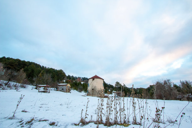 美丽的风车周围的湖Çubuk，位于Bolu - Goynuk地区的土耳其。照片中的磨坊在冬天下雪的天气。图片下载