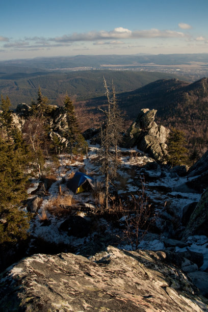令人惊叹的山地露营体验与壮观的山谷景观图片下载
