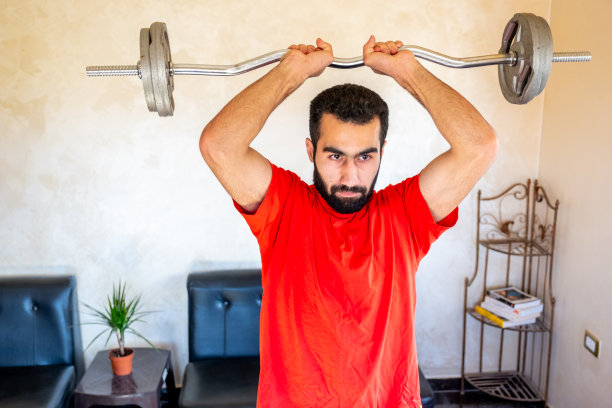 男子在家锻炼以保持身材图片下载