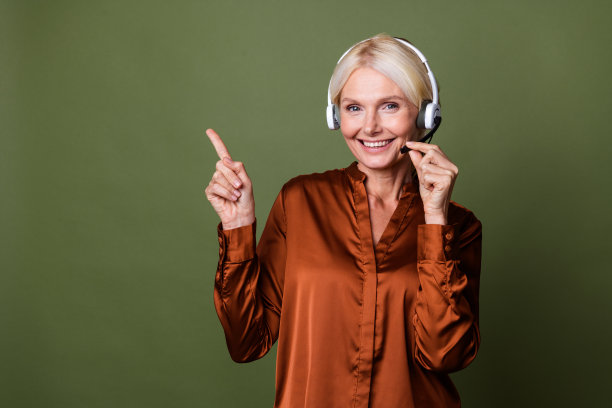 穿着丝绸衬衫的聪明女人的照片触摸扬声器，指示在绿色背景上孤立的空白空间图片下载