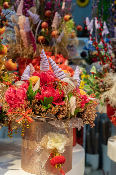 美丽的花店橱窗，在中国新年期间用人造花装饰。图片下载