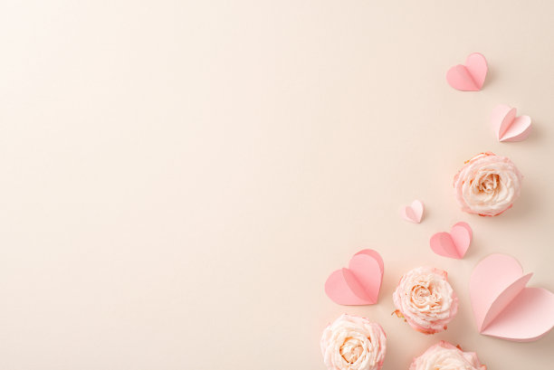 在妇女节来临之际，用爱浇灌你温柔的女友吧!一张迷人的俯视图照片，在柔和的米色背景上展示了精致的玫瑰花蕾和甜蜜的心。为您的特殊文本或广告提供足够的空间图片下载