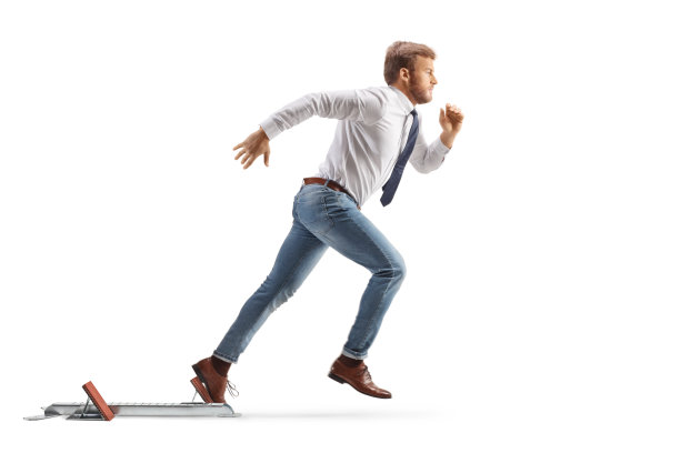 一个白领从起跑线上跑出来的全身侧面照图片下载